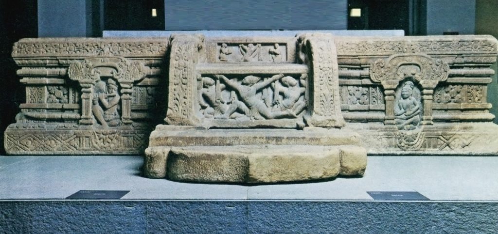 This image has an empty alt attribute; its file name is Dai-tho-My-Son-E1-Noi-hoi-tu-tinh-hoa-dieu-khac-Champa-Vo-Van-Thang-10-1024x483.jpg