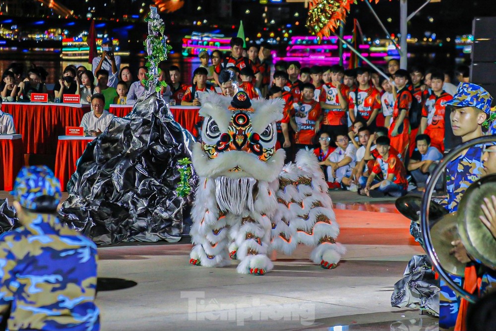 A majestic white lion performing gracefully during the lion dance festival in Da Nang, exuding elegance and solemnity.