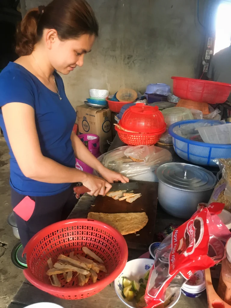người Phụ Nữ đang cắt chả cá