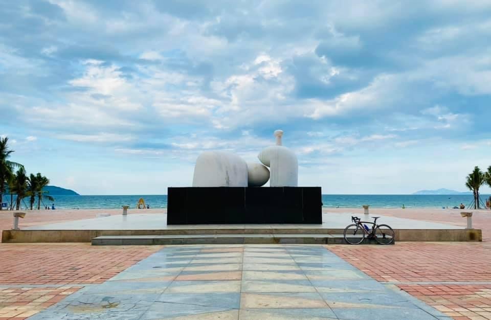 East Sea Park, also known as Biển Đông Park, is a stunning coastal destination in Da Nang, offering breathtaking views of the ocean and lush greenery. The park features beautifully landscaped gardens, walking paths, and vibrant spaces for relaxation and leisure. Visitors can enjoy the refreshing sea breeze while taking in the scenic beauty around them. The park is particularly lively on weekends, where families and friends gather to unwind, exercise, and partake in various community events. Its picturesque setting makes East Sea Park a perfect spot for capturing memorable photos against the backdrop of the stunning coastline.