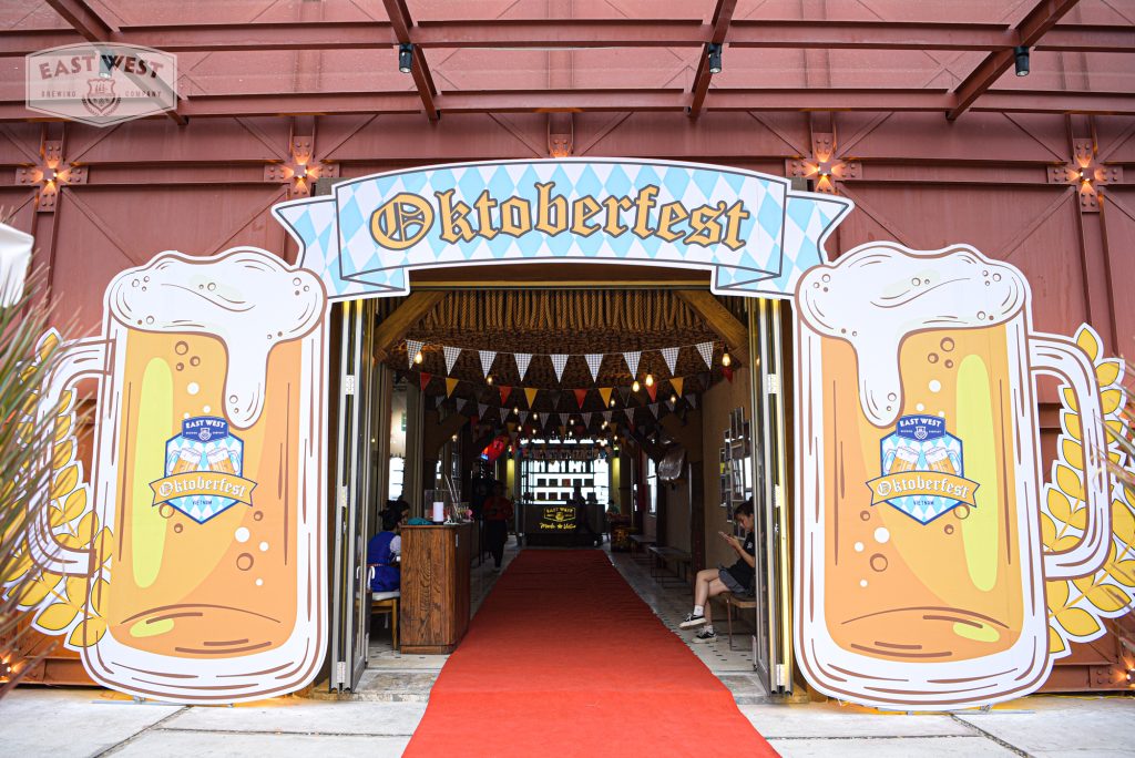  A vibrant red carpet laid out for guests at Oktoberfest, enhancing the festive atmosphere of the event.