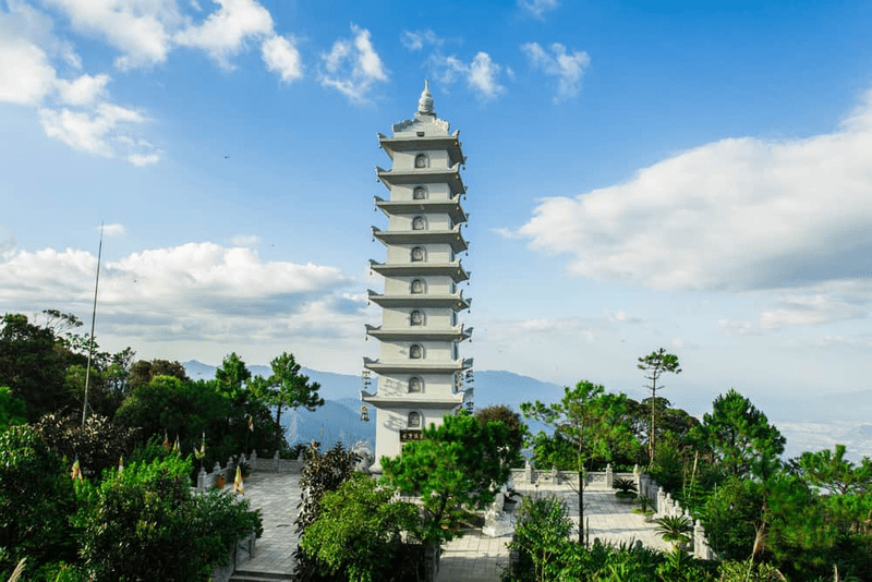 linh phong bao thap toa thap tu giac oai ve giua dat troi