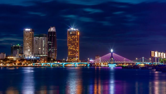 Sông Hàn,Cầu Sông Hàn,có tòa Novotel và tòa hành chính bên cạnh