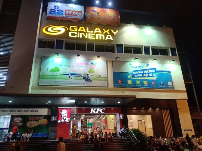 Cổng Chính Coop Mart và bảng hiệu Galaxy Cinema