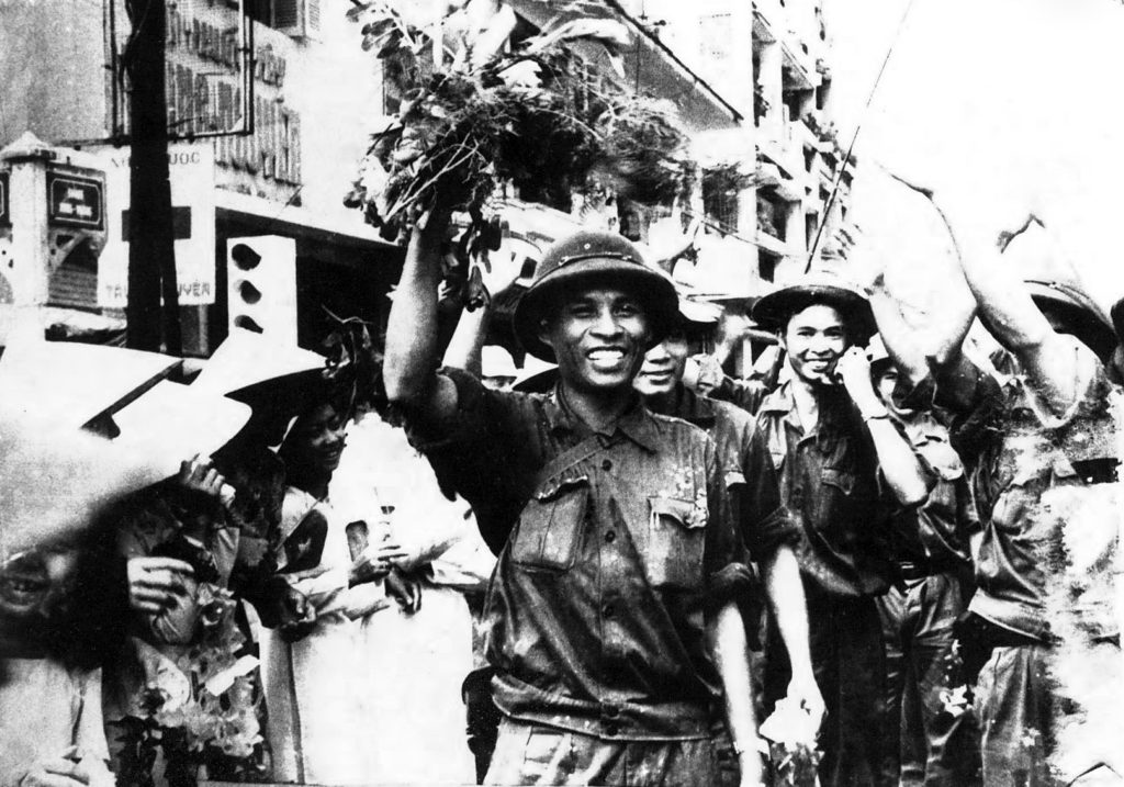 Nhan dan Da Nang don mung quan Giai phong tien vao thanh pho ngay 29.3.1975 1024x717