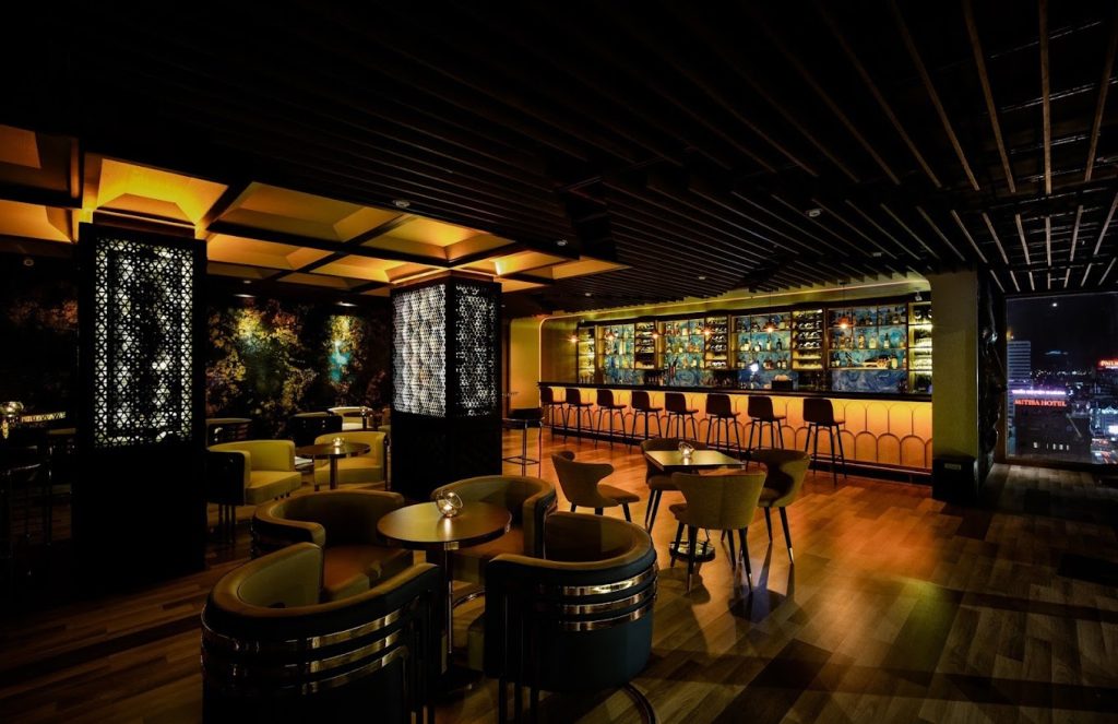 Quay Bar ben trong