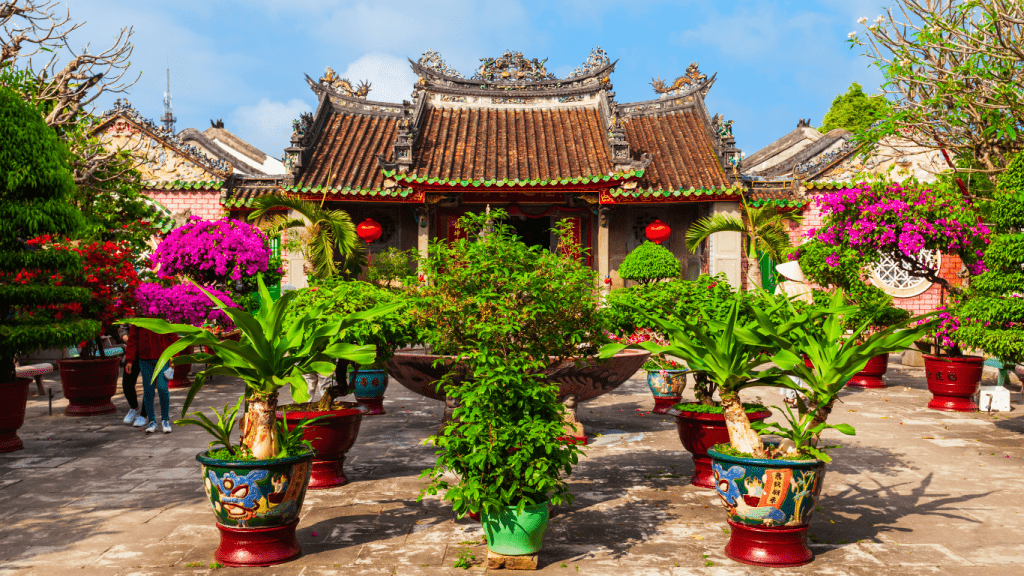 Nằm ngay tại trung tâm phố cổ Hội An, Hội Quán Phúc Kiến (còn gọi là Hội Quán Phước Kiến) là một công trình văn hóa ấn tượng thu hút hàng ngàn du khách mỗi năm. Với kiến trúc tinh xảo, ý nghĩa lịch sử sâu sắc và là di sản văn hóa phong phú, nơi đây là minh chứng cho cộng đồng người Hoa từng phát triển mạnh mẽ tại Hội An.