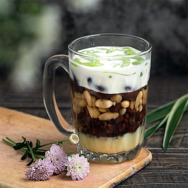 A refreshing bowl of Vietnamese chè, featuring colorful ingredients