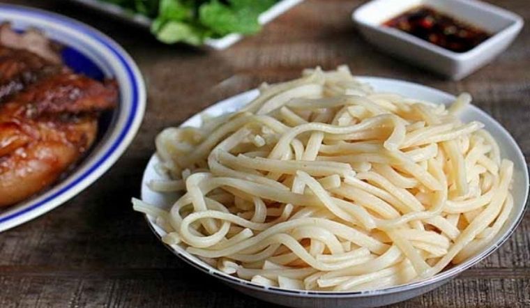 the fresh noodle used in Cao Lầu, is made from rice flour and water, giving it a chewy and firm texture. Traditionally prepared with a unique technique involving soaking and steaming, these noodles are essential for creating the distinctive flavor and appearance of this iconic Hoi An dish