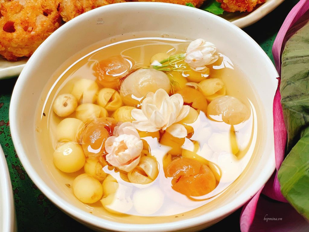 A refreshing bowl of Vietnamese chè, featuring colorful ingredients