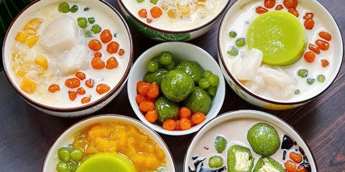 A refreshing bowl of Vietnamese chè, featuring colorful ingredients