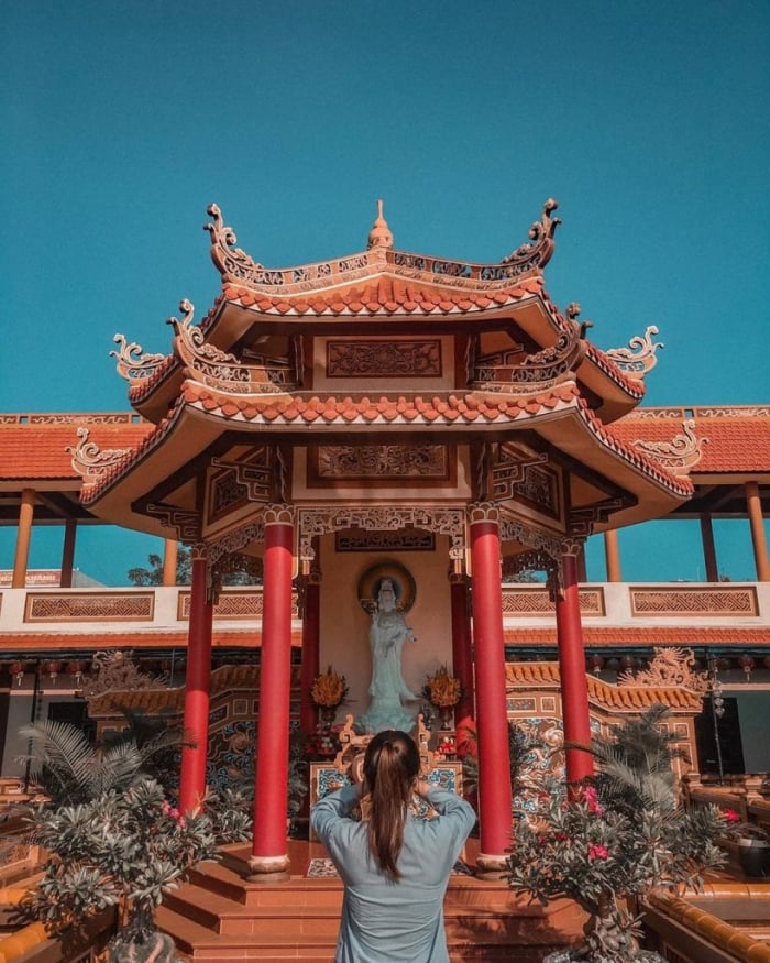 Visitors should dress modestly when visiting temples in Da Nang