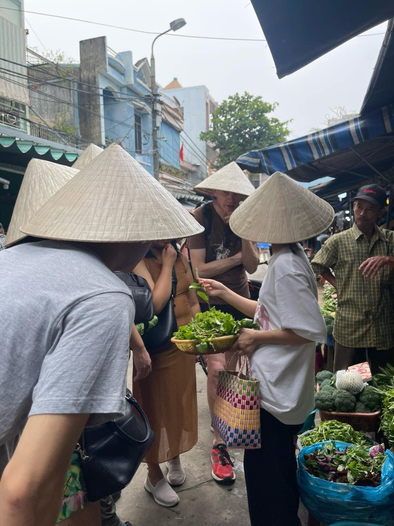 các thành viên của Apron Up Cooking Class đang giúp học viên trong việc đi chợ