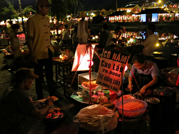 hoi an noi tieng voi nhung quan an dem