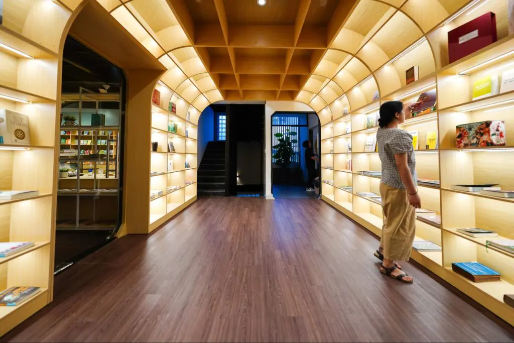 Inside Mọt Zone bookstore café in Da Nang, the cozy and elegant atmosphere features shelves lined with books and stylish lighting.