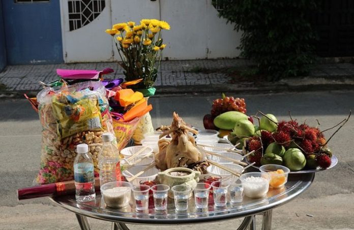 A traditional offering tray for the Ghost Festival (Lễ Xá Tội Vong Nhân) in the lunar month of July in Vietnam. The tray is adorned with various foods such as fruits, rice, and incense, prepared to honor wandering spirits