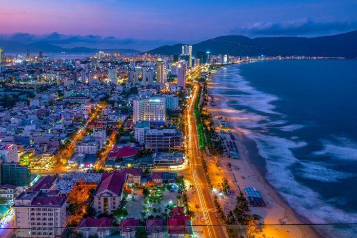 Ảnh mô tả đường Võ Nguyên Giáp và biển Mỹ Khê từ trên cao vào buổi chạm chiều