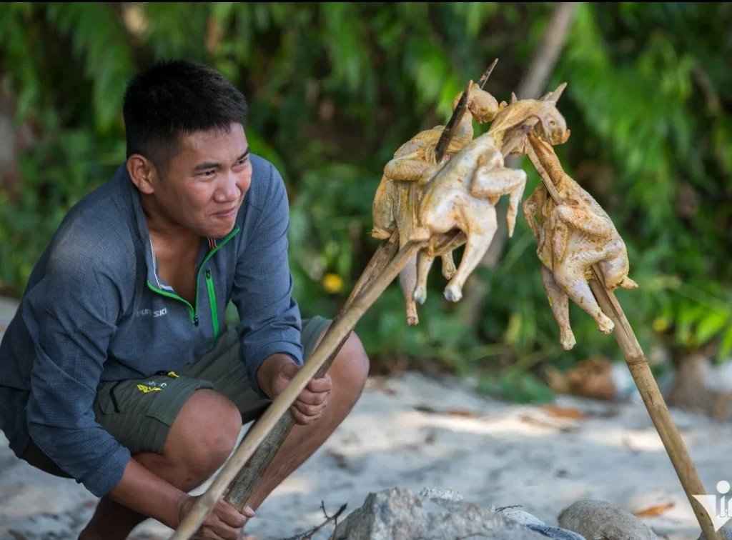 On Son Cha Island, visitors can witness the vibrant local culture as fishermen engage in traditional seafood harvesting and cooking. The picturesque scenes feature locals expertly casting nets and collecting fresh catches from the crystal-clear waters. Once harvested, the seafood is often prepared on-site, showcasing age-old recipes that highlight the region's culinary heritage. This lively atmosphere not only offers a glimpse into the daily lives of the island's residents but also provides a unique opportunity to savor freshly cooked seafood dishes, making it a delightful experience for food enthusiasts and nature lovers alike.