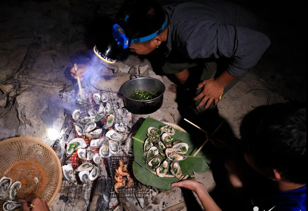 On Son Cha Island, visitors can witness the vibrant local culture as fishermen engage in traditional seafood harvesting and cooking. The picturesque scenes feature locals expertly casting nets and collecting fresh catches from the crystal-clear waters. Once harvested, the seafood is often prepared on-site, showcasing age-old recipes that highlight the region's culinary heritage. This lively atmosphere not only offers a glimpse into the daily lives of the island's residents but also provides a unique opportunity to savor freshly cooked seafood dishes, making it a delightful experience for food enthusiasts and nature lovers alike.