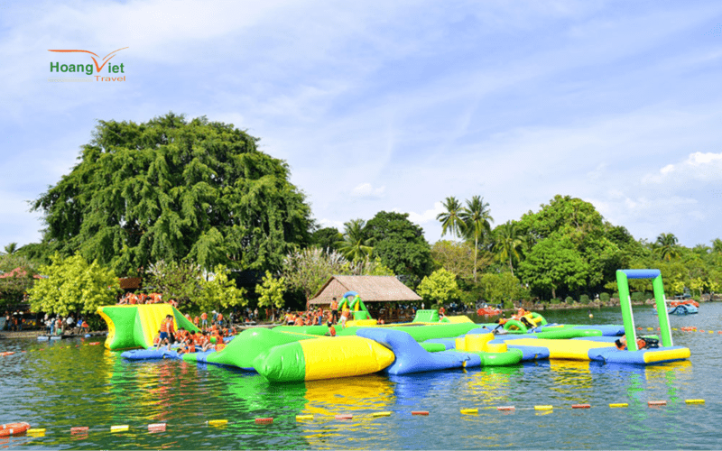 The inflatable house at Suoi Mo Da Nang, where children play in cool water, surrounded by natural rocks