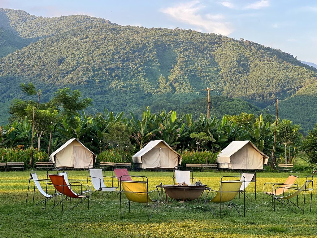  Scenic view of Yen Retreat featuring lush greenery and the serene Cu De River.