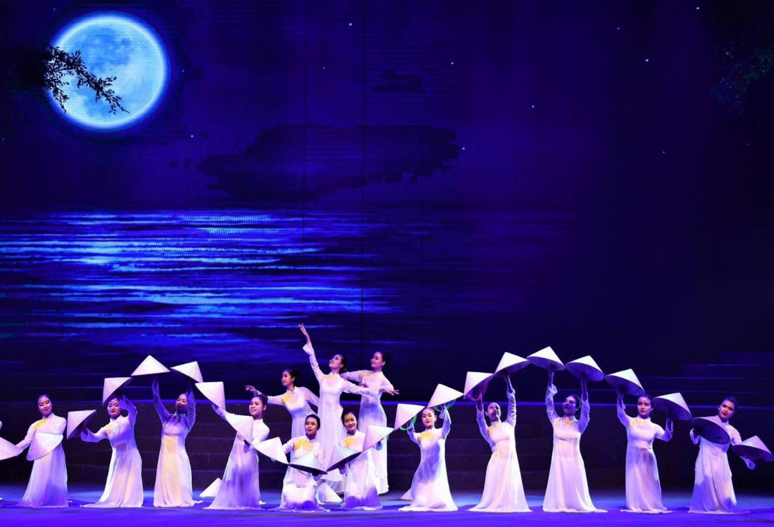 áo dài show