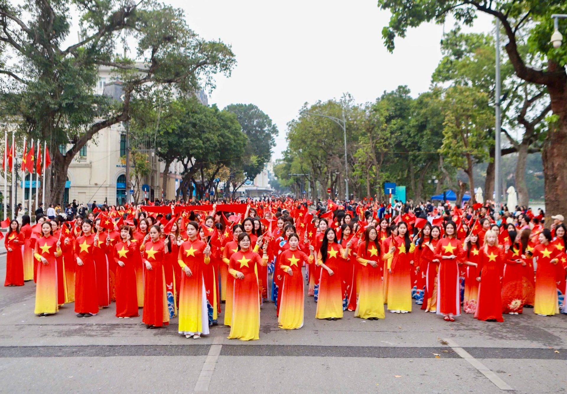 cac nu sinh tham gia su kien