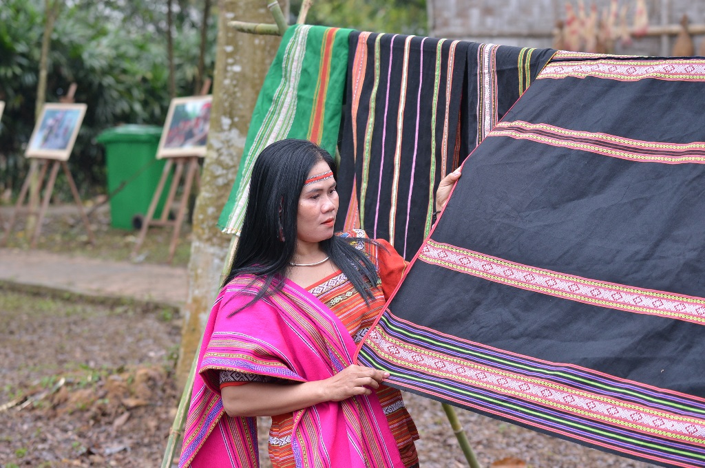 stieng costume 1
