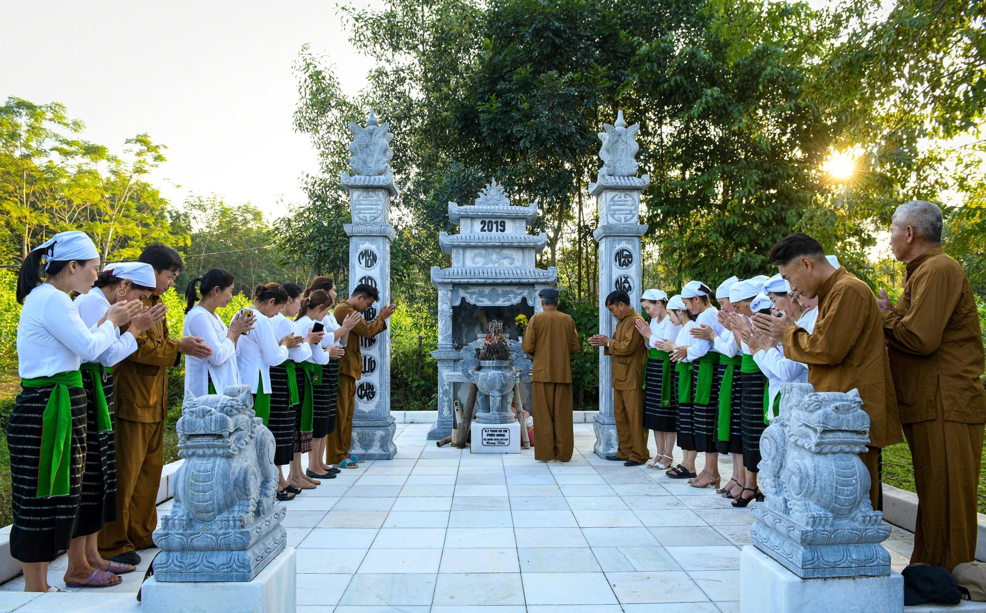 tho ethnic group religion