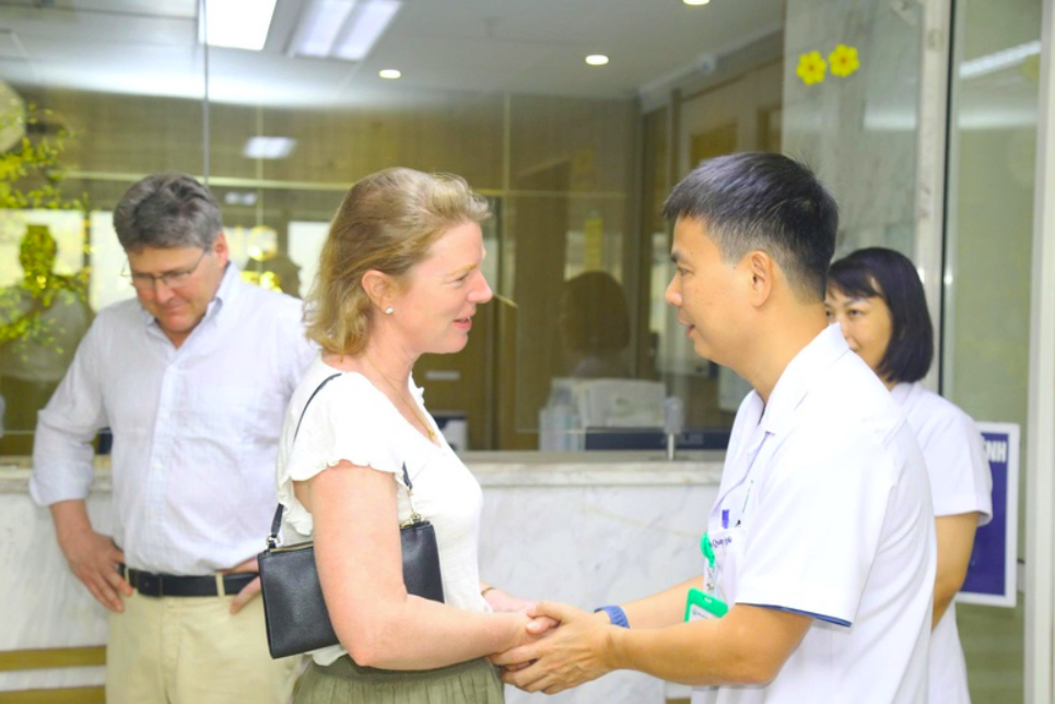 cô gái Anh cứu bệnh nhân Việt Nam 1